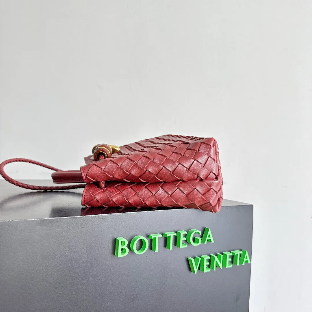 The new Andiamo batch of 3060 BV is shipped‼ ️The classic intercciato weaving process is used to create a soft bag, the metal knot is made of micro-cast aluminum using jewelry technology🪢, and the decorative beads are made of metal and hand-polished oak, allowing you to jump repeatedly between elegance and fun💃, making it unpredictable. Classic and versatile, it shows off your temperament, and the bag has a large capacity, making it very convenient for daily commuting! It has a variety of carrying methods, the shoulder straps can be adjusted by yourself, the original lambskin feels soft and delicate, and the unisex style breaks gender boundaries and brings a more practical and long-lasting use experience. The Andiamo, which has both elegant and casual styles, perfectly interprets the "fashionable old money style". Style number: 743568+wood hardware Color: Sapele Red Size: 25*22*10.5cm